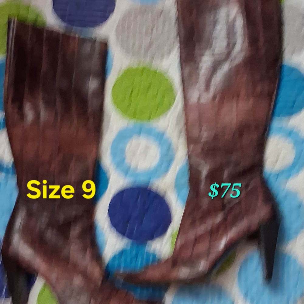 Elegant Brown Croc-Embossed Heeled Boots